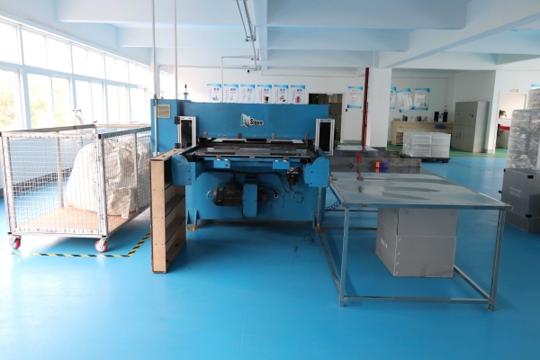 吸塑包(bao)裝生産車(chē)間