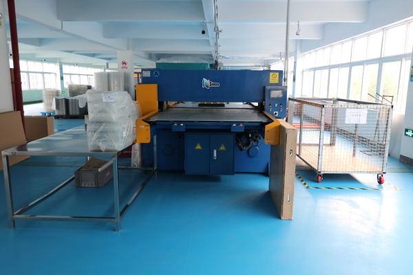 吸(xī)塑包裝生産車間(jian)