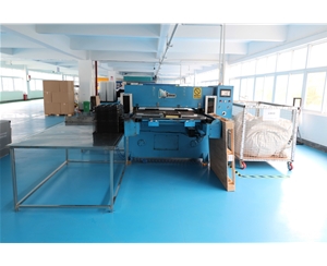 吸塑包(bao)裝生産車間(jian)