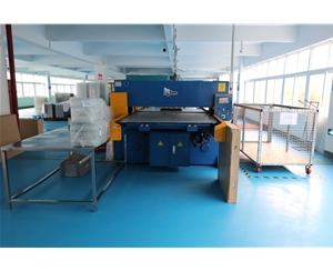 吸塑包(bao)裝生産車(che)間